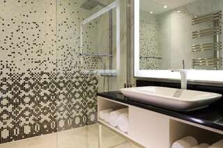 Отель Renaissance Minsk Hotel Минск Угловой люкс-4